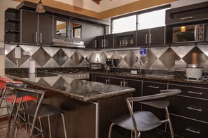 Penthouse Confort, 3 habitaciones, vista a la montaña (401) | Cocina privada | Refrigerador, microondas, parrilla de estufa y cafetera y tetera 