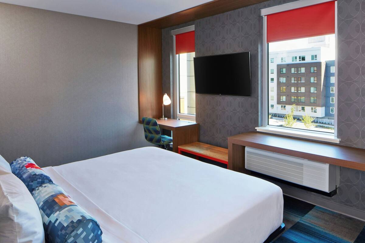 aloft, Room, 1 King Bed | Premium bedding, in-room safe, desk, laptop workspace