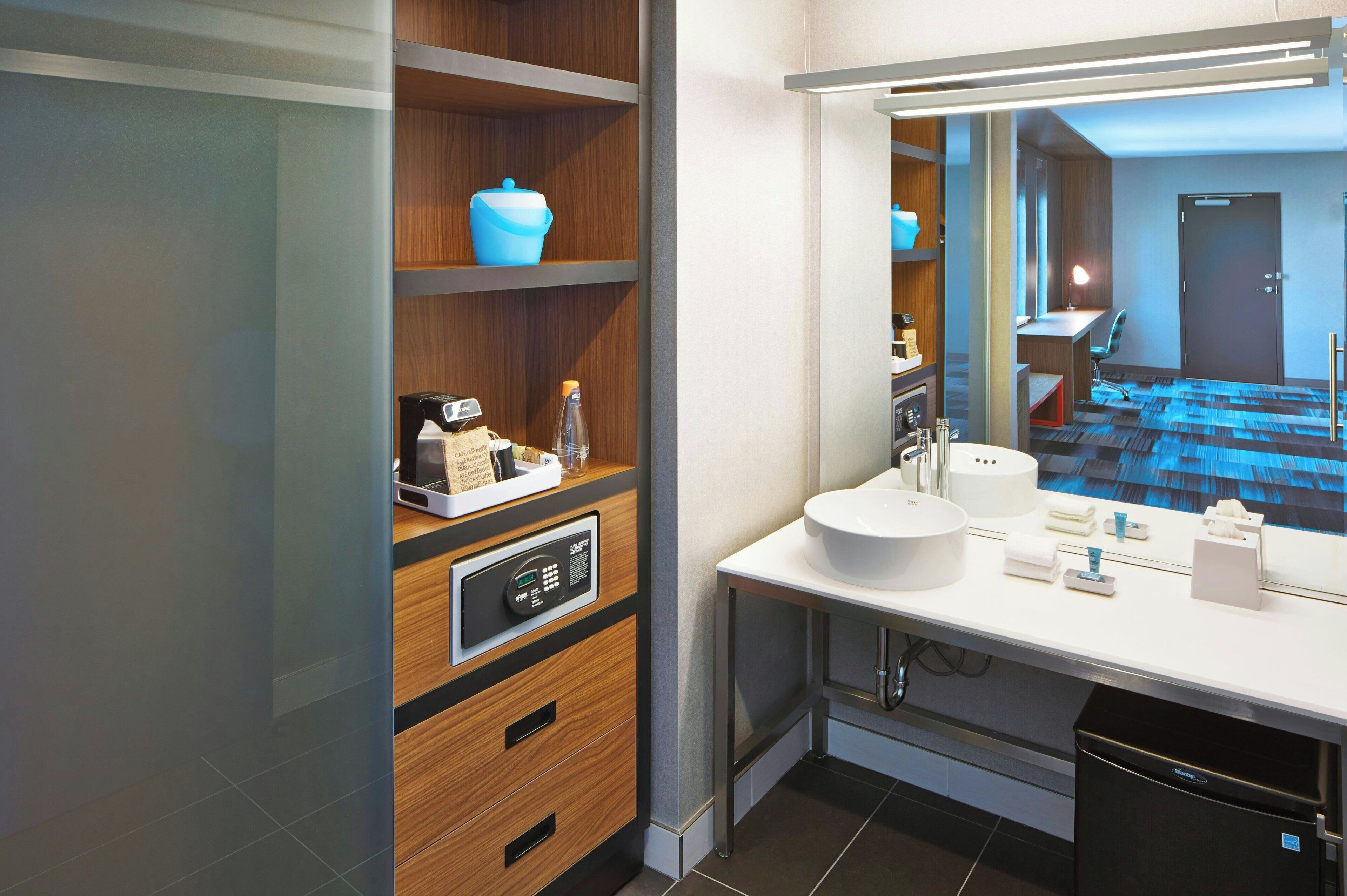 room, 2 queen beds, non smoking | 1 bedroom, premium bedding, in-room safe, desk