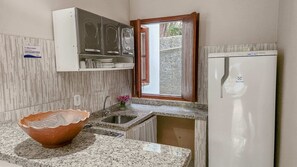 Deluxe Family Chalet | Cuisine privée | Réfrigérateur, un four, vaisselle et ustensiles