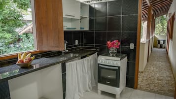 Refrigerador, horno, utensilios de cocina