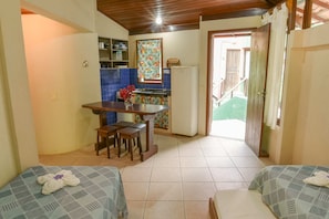 Chalé família, vista para a piscina (Broadway) | Cozinha americana privada | Geladeira, fogão, talheres/pratos/utensílios de cozinha