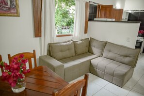 Deluxe King Chalet | บริเวณนั่งเล่น | ทีวี 32 นิ้ว พร้อมช่องดาวเทียม