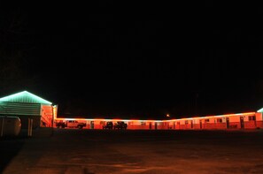 Depan hartanah - siang/malam