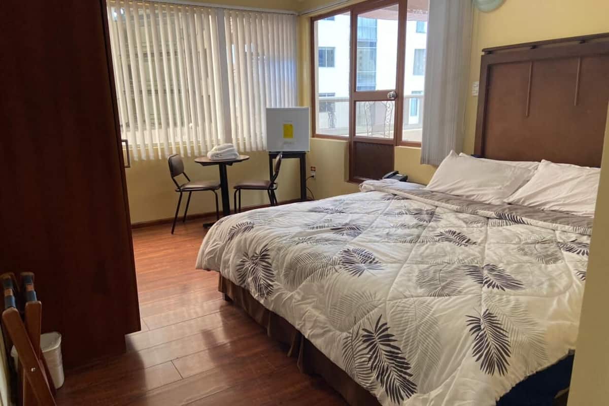 Suite junior, terraza | Minibar, escritorio, espacio para trabajar con un portátil