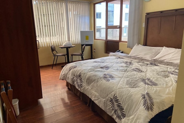 Junior Suite, Terrace | Bar mini, meja, ruang kerja komputer riba, seterika/papan seterika