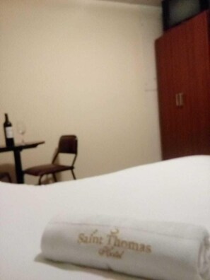 Minibar, desk, laptop workspace, iron/ironing board - Saint Thomas (Quito)