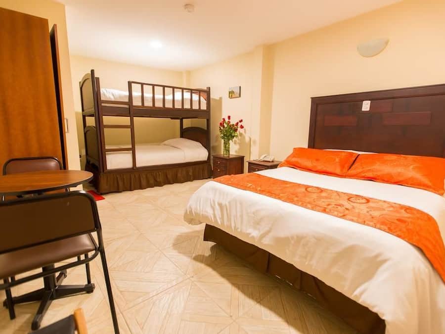 Quarto triplo família | Frigobar, escrivaninha, espaço de trabalho para notebook