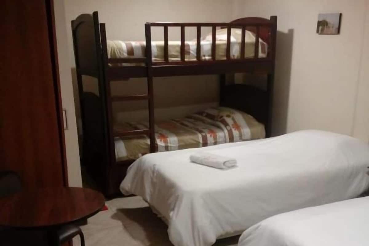 Habitación cuádruple básica, varias camas | Minibar, escritorio, espacio para trabajar con un portátil