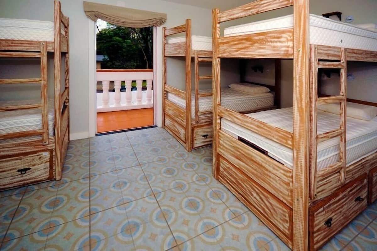 Dormitorio compartido, solo para mujeres | Wifi gratis y ropa de cama