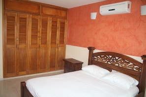 Chambre Standard double, salle de bain privée | Fer et planche à repasser, accès au Wi-Fi (inclus), literie fournie