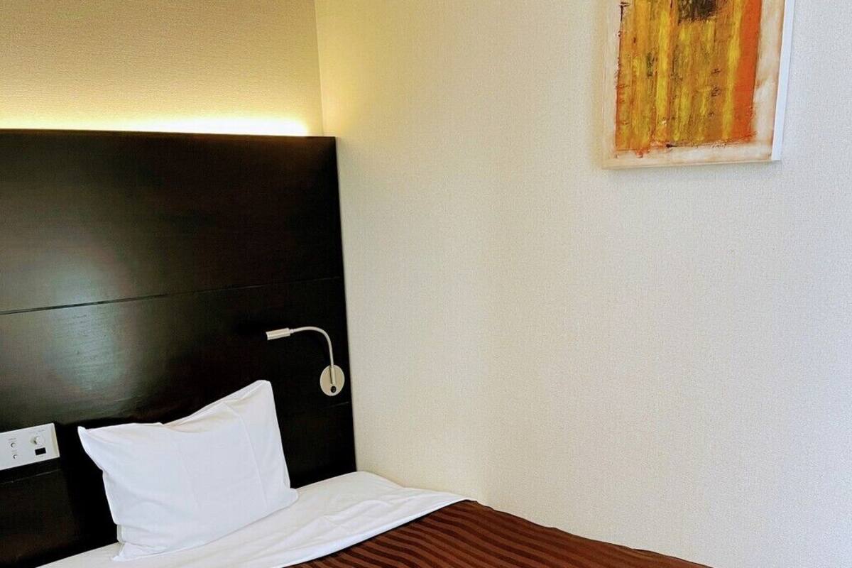 Een bureau, gratis wifi, beddengoed