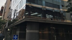 A modern hotel building with a glass facade and signage for Kashiwa Plaza Hotel. - Kashiwa Plaza Hotel Annex (Kashiwa)
