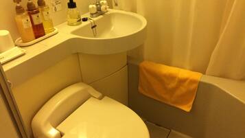 Combined shower/bathtub, free toiletries, hair dryer, slippers