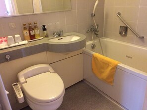 Ensemble douche/baignoire, articles de toilette gratuits, sèche-cheveux