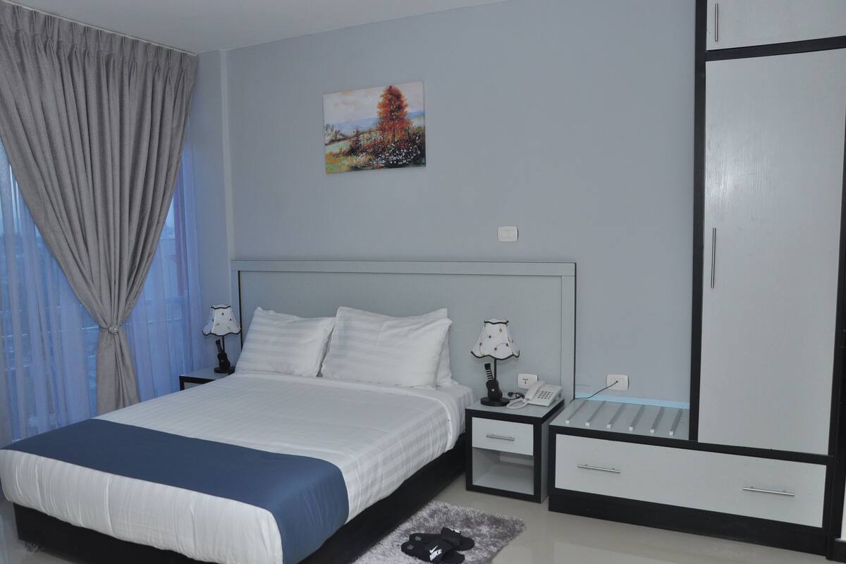 Deluxe Room, Kitchenette, City View | Minibar, in-room safe, desk, iron/ironing board (on request)