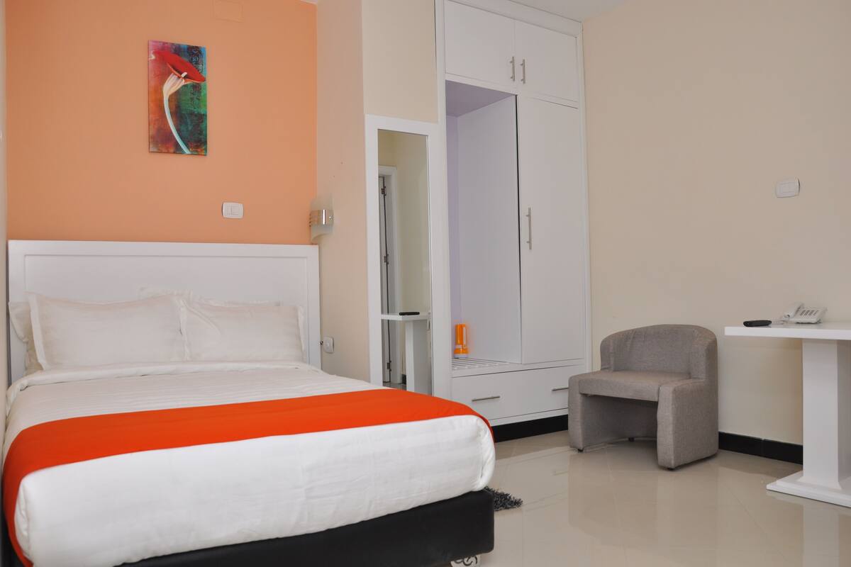Single Room, Kitchenette, City View | Minibar, in-room safe, desk, iron/ironing board (on request)