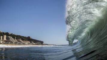 Tæt på stranden, liggestole, parasoller, yoga