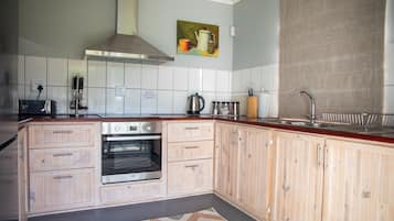 1 habitación, minibar, muebles diferentes y escritorio