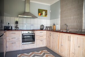 Exclusieve cottage | Een minibar, individueel gemeubileerd, een bureau, een laptopwerkplek