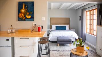 Romantische studio suite | Een minibar, individueel gemeubileerd, een bureau, een laptopwerkplek