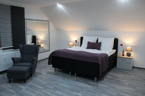 Deluxe Double Room | In-room safe, desk, soundproofing, rollaway beds - Pension am Stummplatz (Neunkirchen)