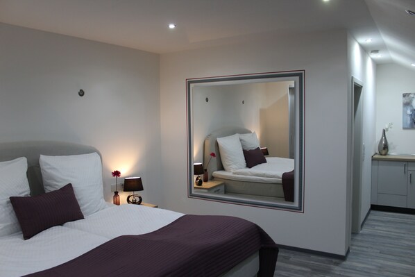 Cofres nos quartos, escrivaninha, quartos à prova de som