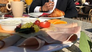 يتم تقديم الغداء والعشاء 