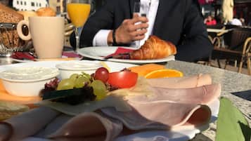 Se sirven comidas, cenas y cocina internacional