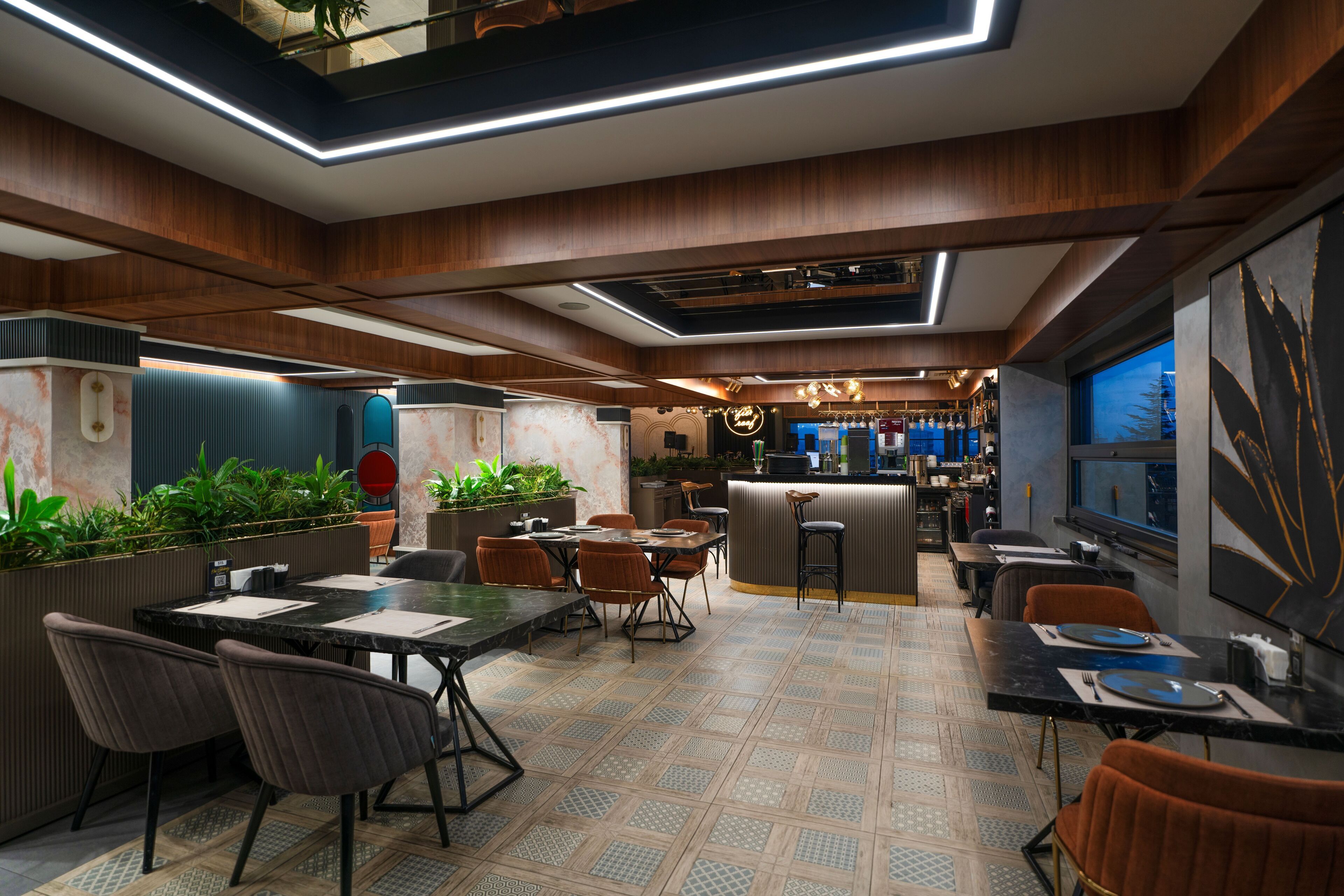 2 restaurants, breakfast served