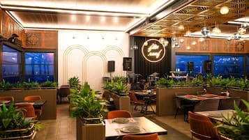 2 restaurantes; se sirven desayunos