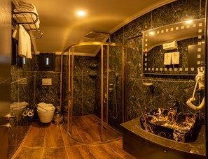 Chambre Double Affaires | Salle de bain | Baignoire et douche séparées, baignoire à jets, douche à « effet pluie »