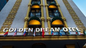 Exterior de l'Hotel Golden Dream, amb la seva façana ornamentada i nombrosos balcons.