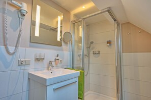 Chambre Double, balcon | Salle de bain