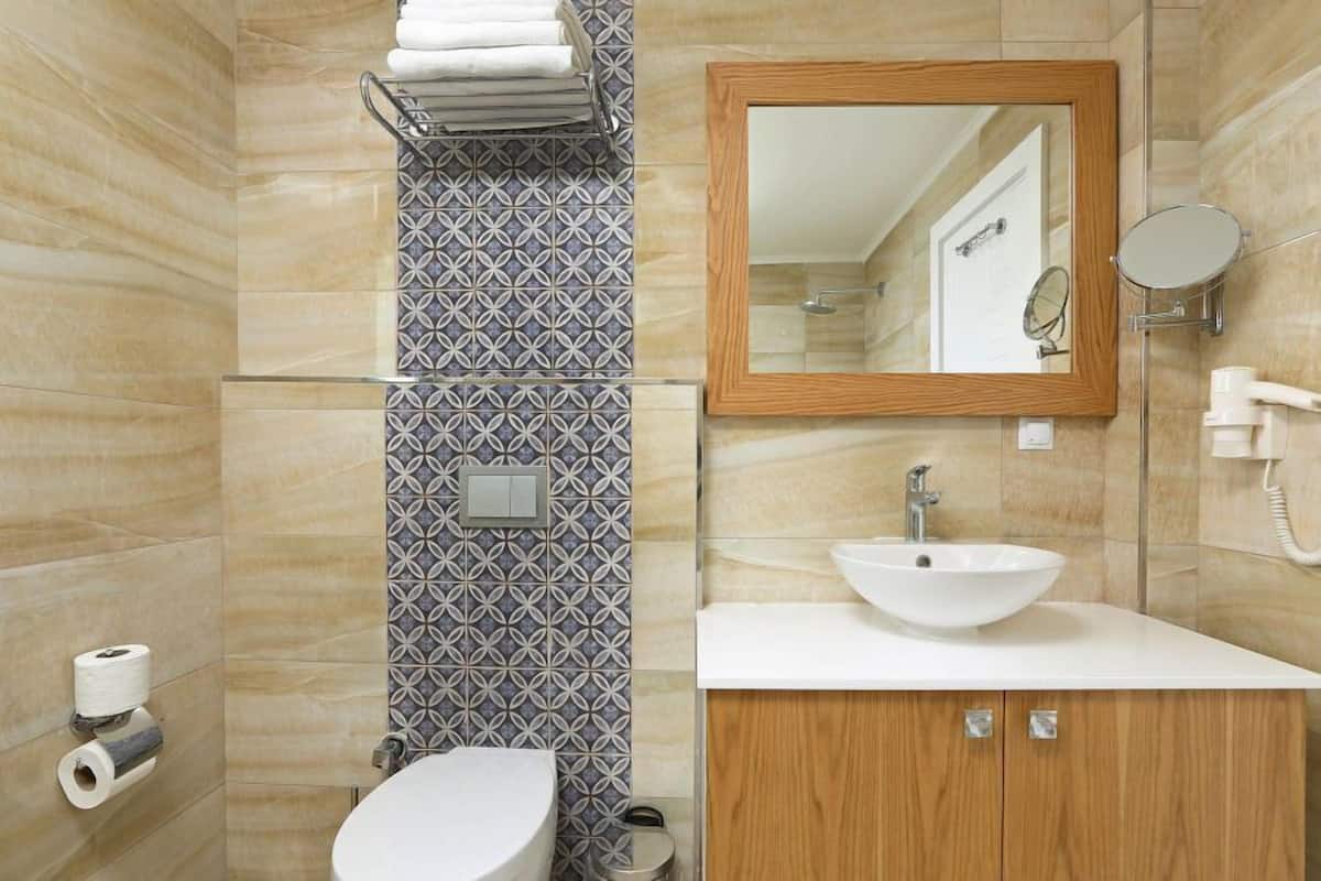 Deluxe Room with Sea View & Jacuzzi | Badezimmer | Dusche, umweltfreundliche Kosmetikartikel, Haartrockner, Hausschuhe