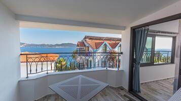 Honeymoon Room with Sea View & Jacuzzi 1 | Balcony view