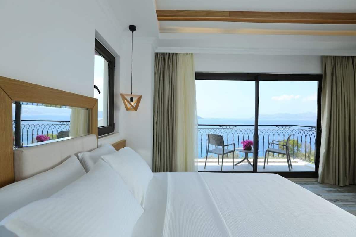 Deluxe Room with Sea View & Jacuzzi | Minibar (mit einigen kostenlosen Artikeln), Zimmersafe, kostenloses WLAN