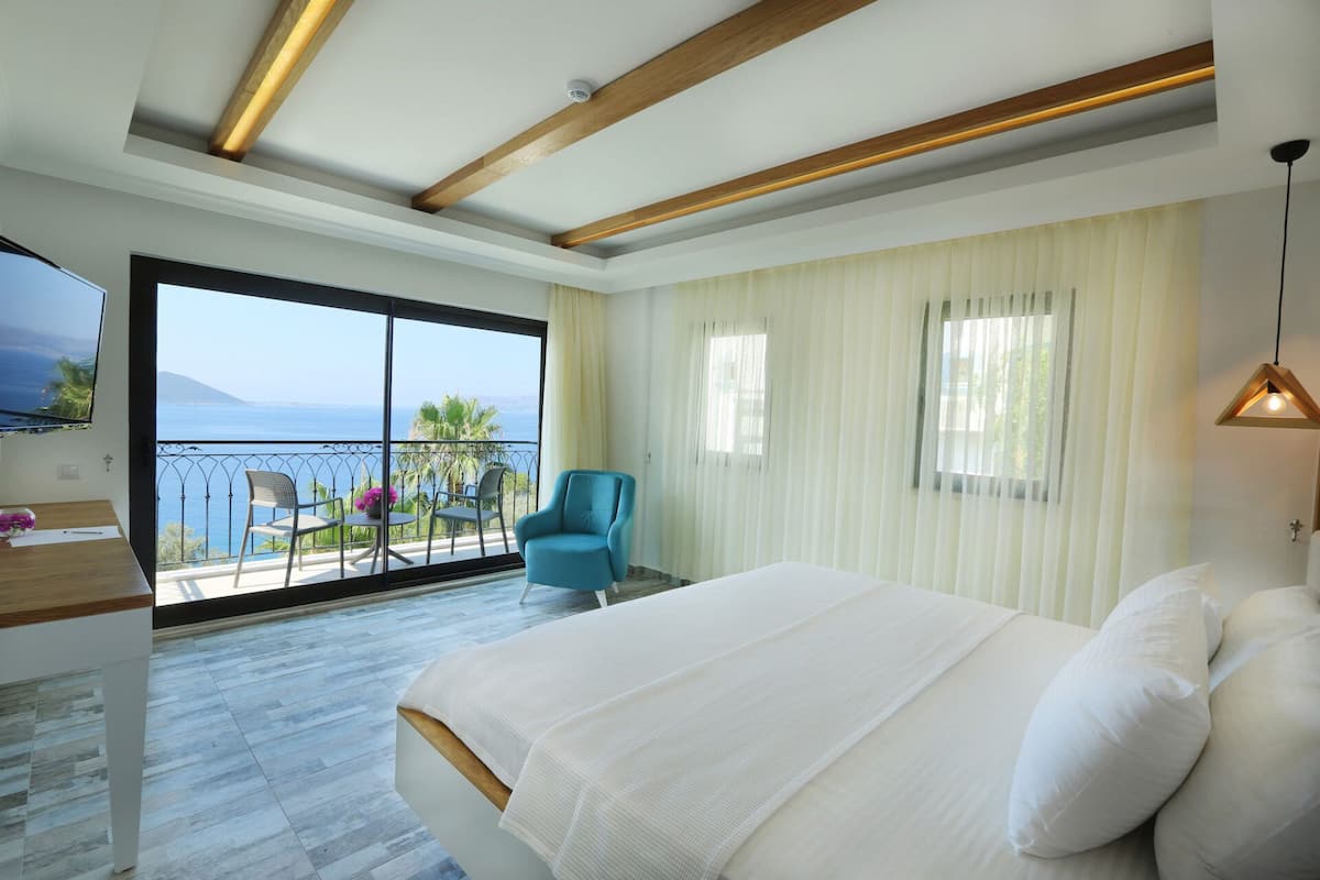 Deluxe Room with Sea View & Jacuzzi | Minibar (mit einigen kostenlosen Artikeln), Zimmersafe, kostenloses WLAN