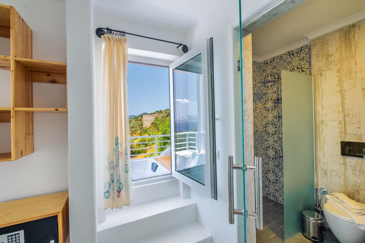 Corner Premium Room with Sea View & Jacuzzi | Minibar (mit einigen kostenlosen Artikeln), Zimmersafe, kostenloses WLAN