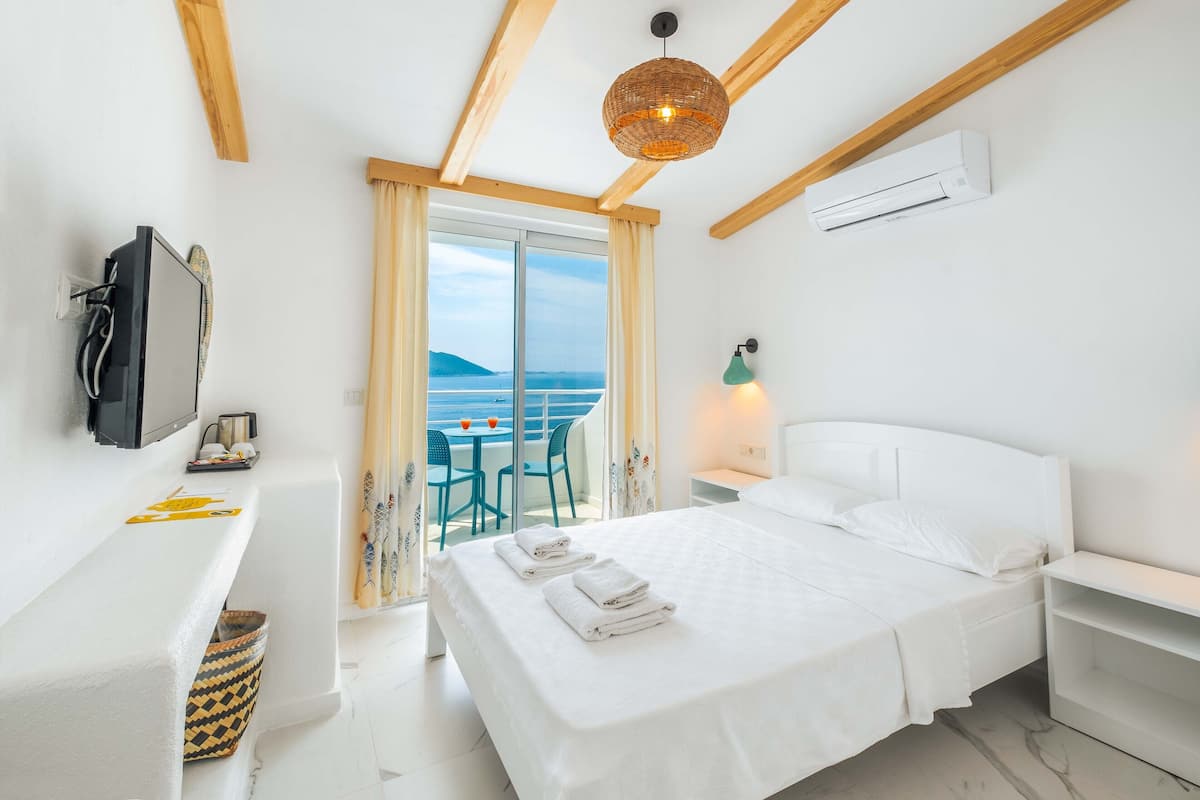 Penthouse Sea View Room | Minibar (mit einigen kostenlosen Artikeln), Zimmersafe, kostenloses WLAN