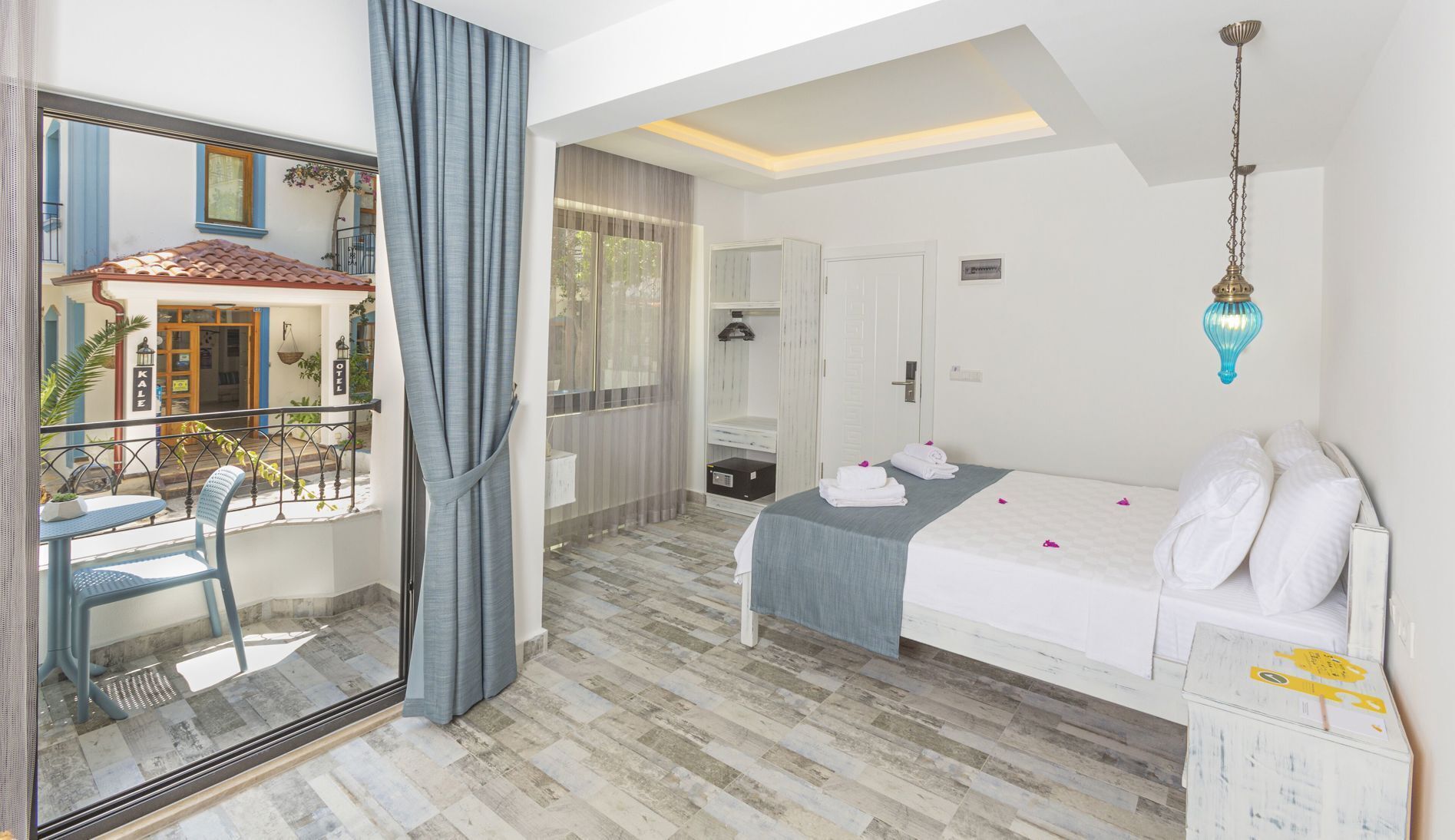Free minibar items, in-room safe, free WiFi, bed sheets