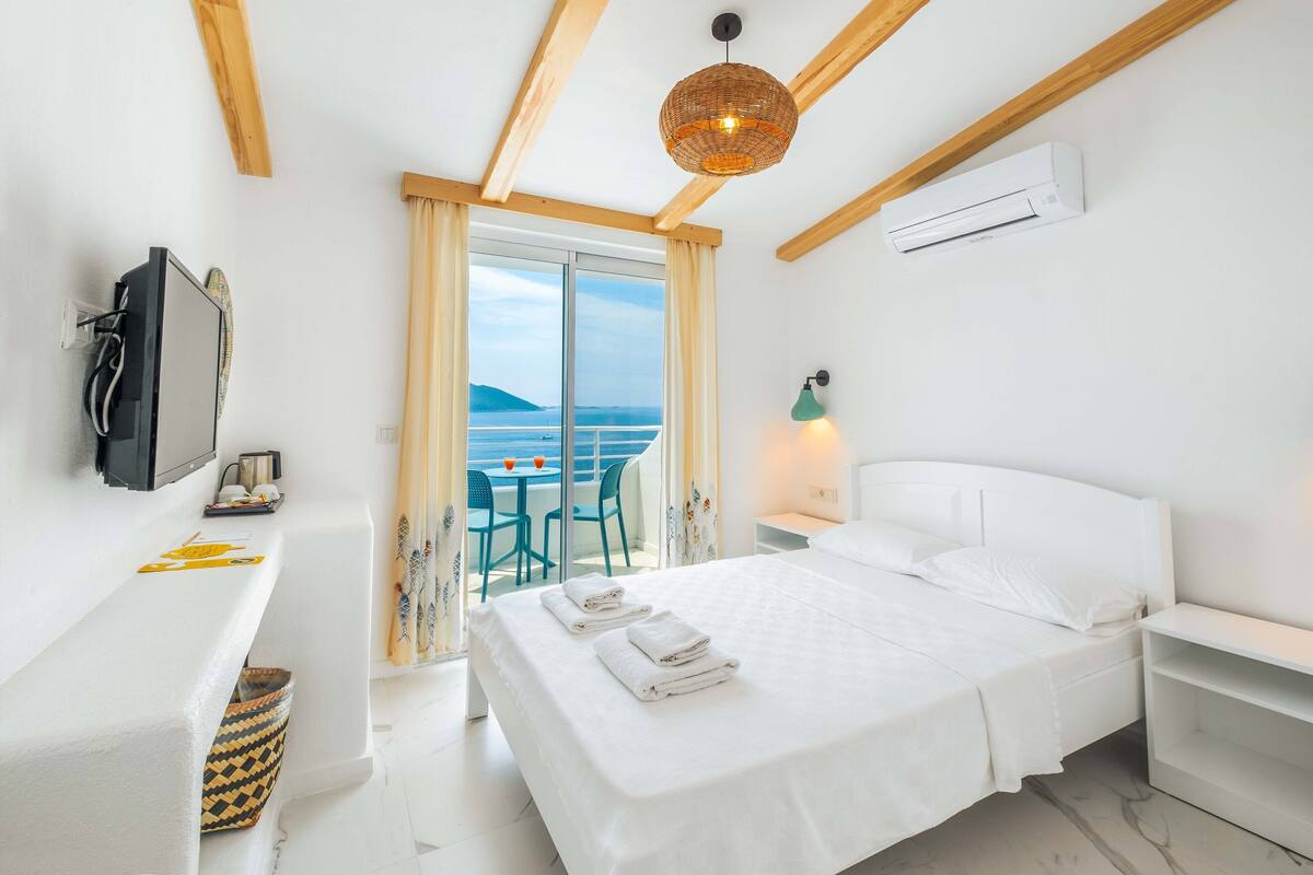 Free minibar items, in-room safe, free WiFi, bed sheets