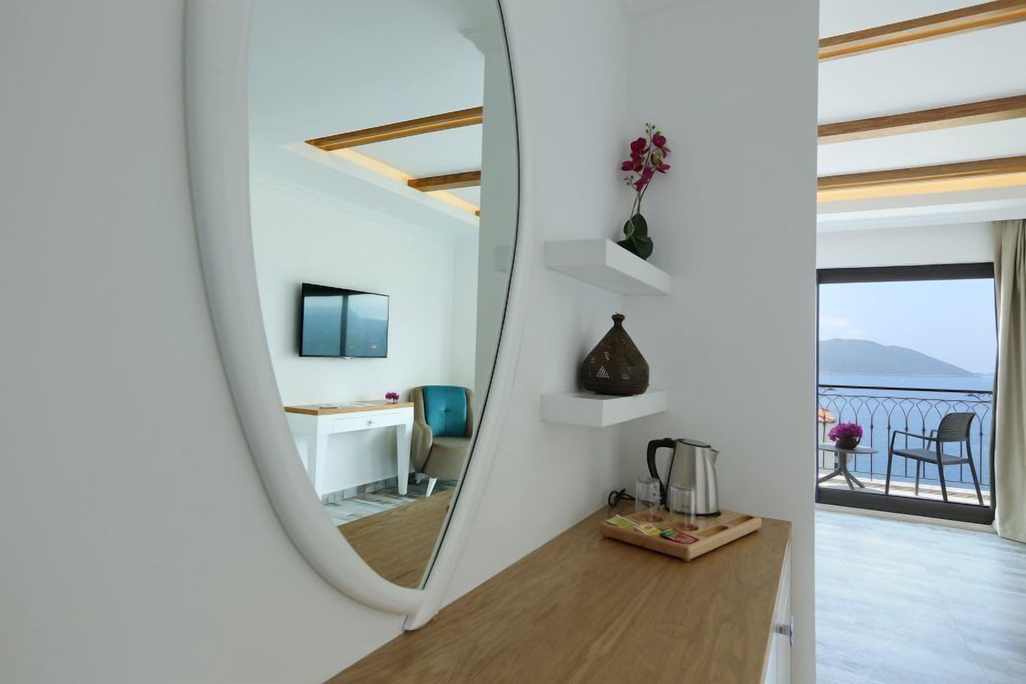 deluxe room with sea view & jacuzzi | living area | lcd tv