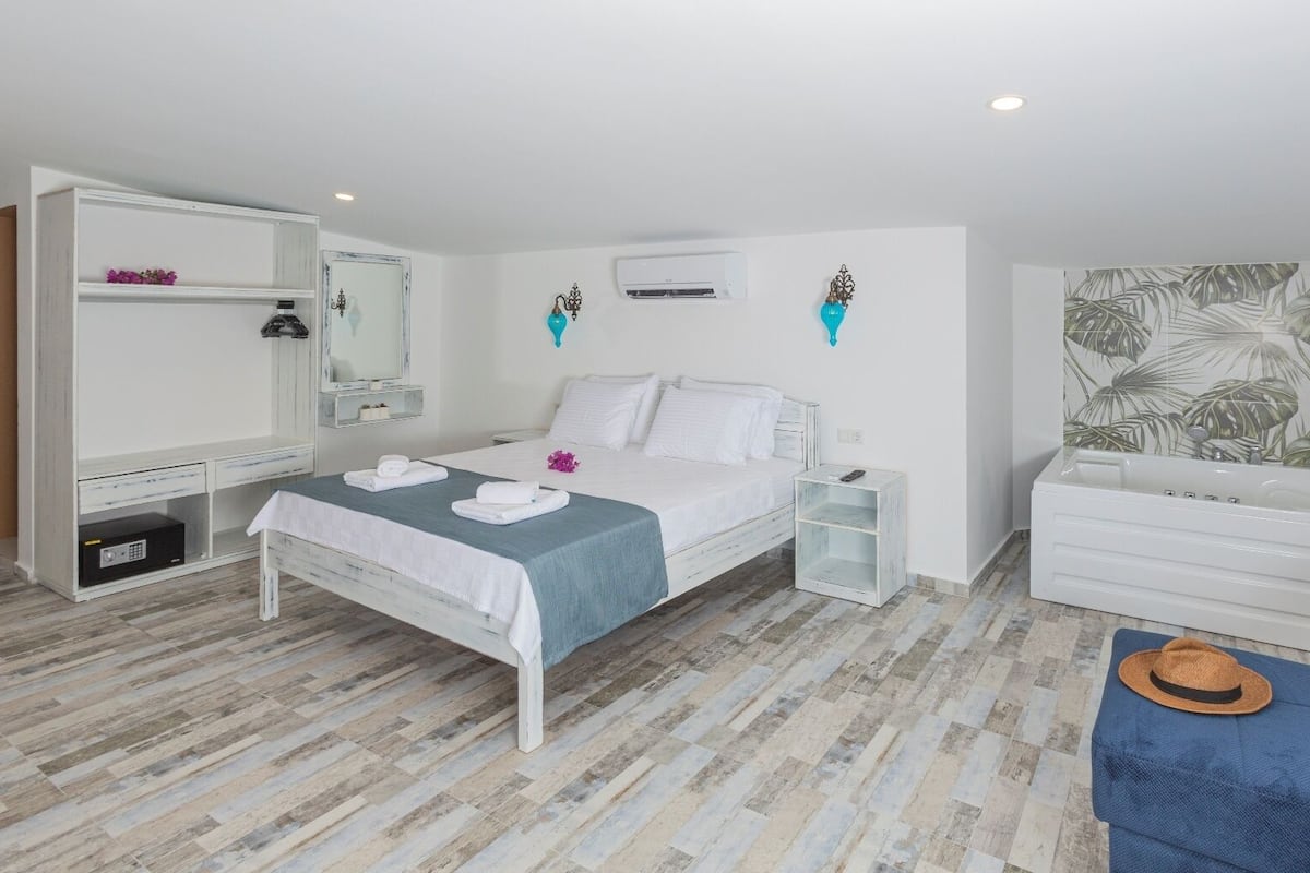 Honeymoon Room with Sea View & Jacuzzi 2 | Minibar (mit einigen kostenlosen Artikeln), Zimmersafe, kostenloses WLAN