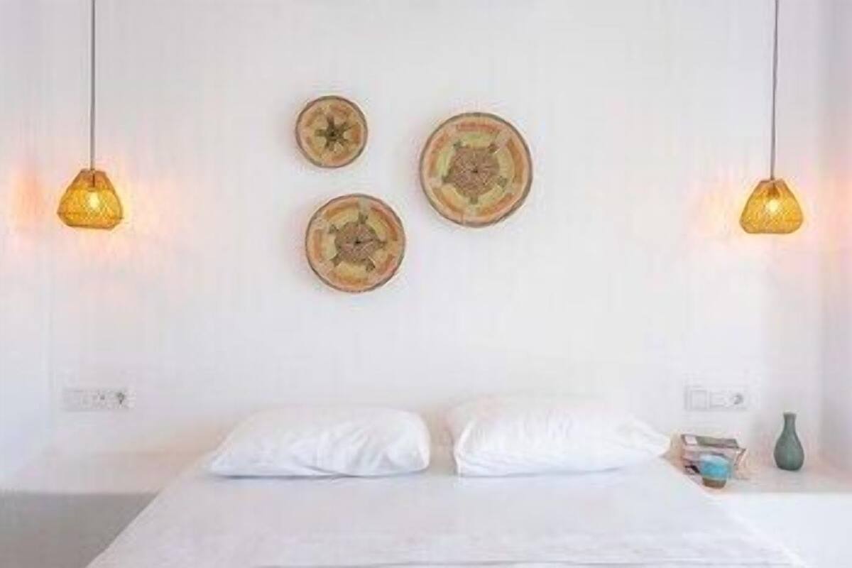 Free minibar items, in-room safe, free WiFi, bed sheets