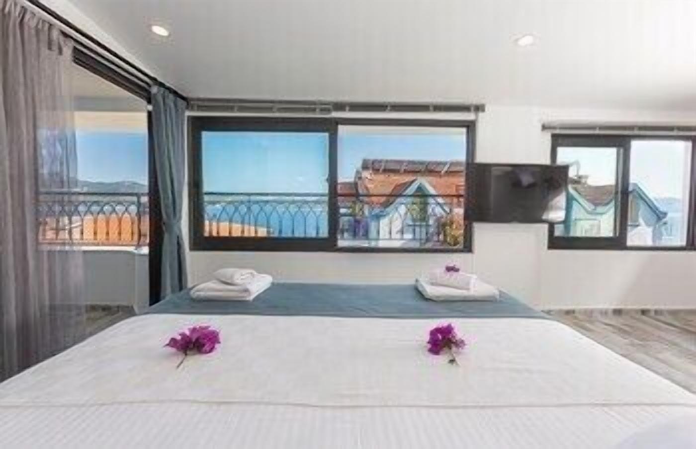 Free minibar items, in-room safe, free WiFi, bed sheets