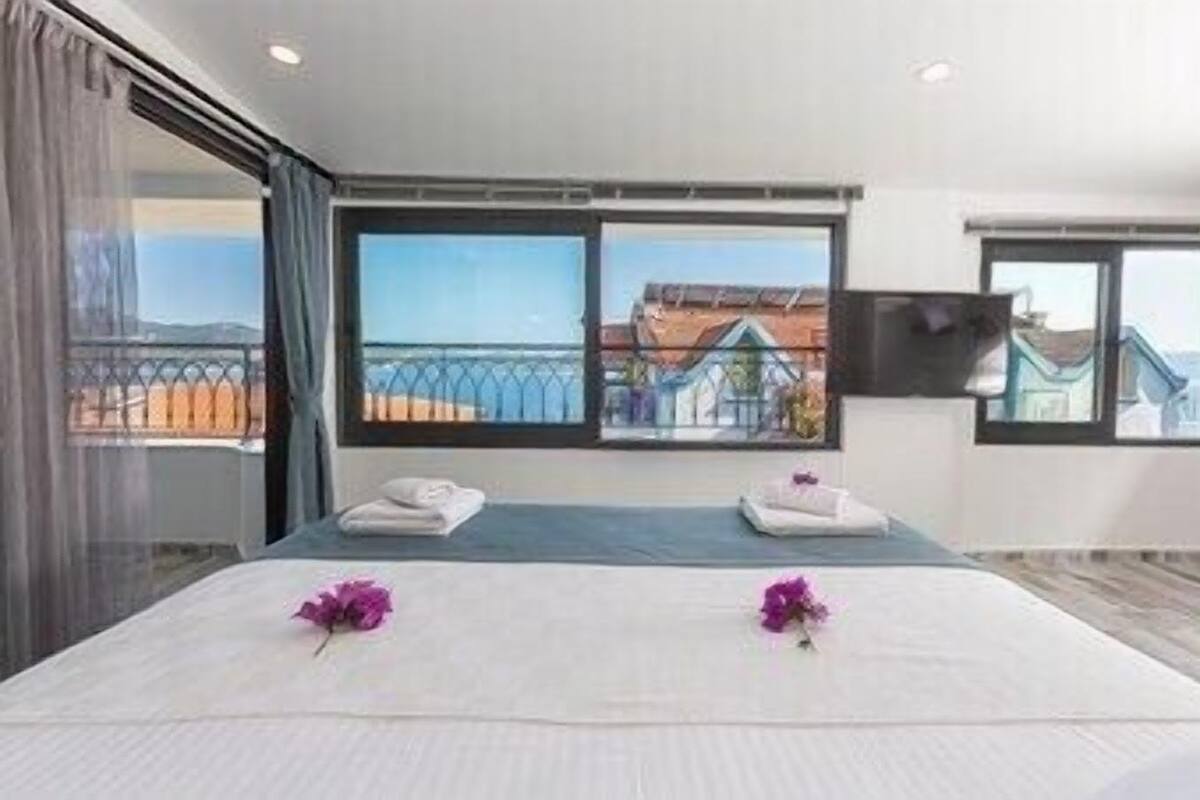 Free minibar items, in-room safe, free WiFi, bed sheets