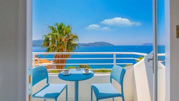 Premium Room with Sea View & Jacuzzi | Quang cảnh ban công