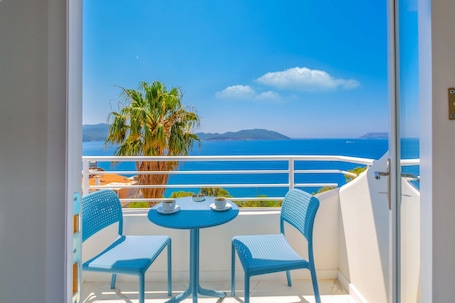 Premium Room with Sea View & Jacuzzi | Balcony view. Payam Hotel