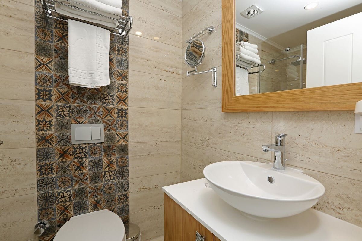 Dusche, umweltfreundliche Kosmetikartikel, Haartrockner, Hausschuhe